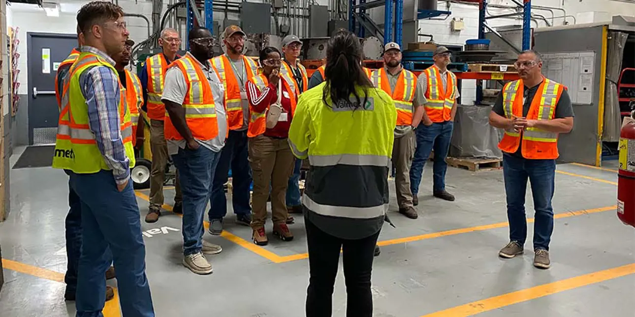 Picture of customers attending the tour of the Fiber Workshop in Montreal